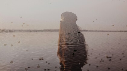 En una época saturada de imágenes y tendencias repetidas, la creatividad parece haberse sumergido en un silencio donde cada vez cuesta más encontrar una voz propia