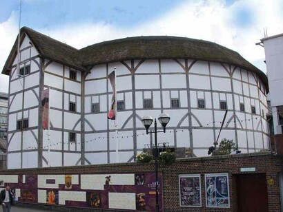 El teatro resurgió en Europa durante la Edad Media, estrechamente vinculado a la Iglesia mediante representaciones religiosas como los misterios y las moralidades. Foto año 2015. Shakespeare's Globe, Londres, Inglaterra