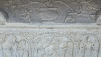 Il sarcofago romano di Elio Sabino, dettaglio, foto di Claudio Cheirasco