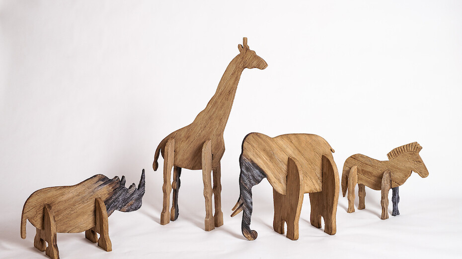 Vaccaro Valeria, Animali installazione di gruppo, marmo bianco di Carrara e inchiostri, 200x100x83 cm