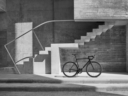 Una bicicleta aparcada en la calle