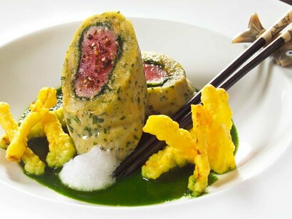 Sushi altoatesino al tonno con canederlo, crema di crescione, tempura di sedano e una schiuma di noce di cocco piccante © HGVBolzano