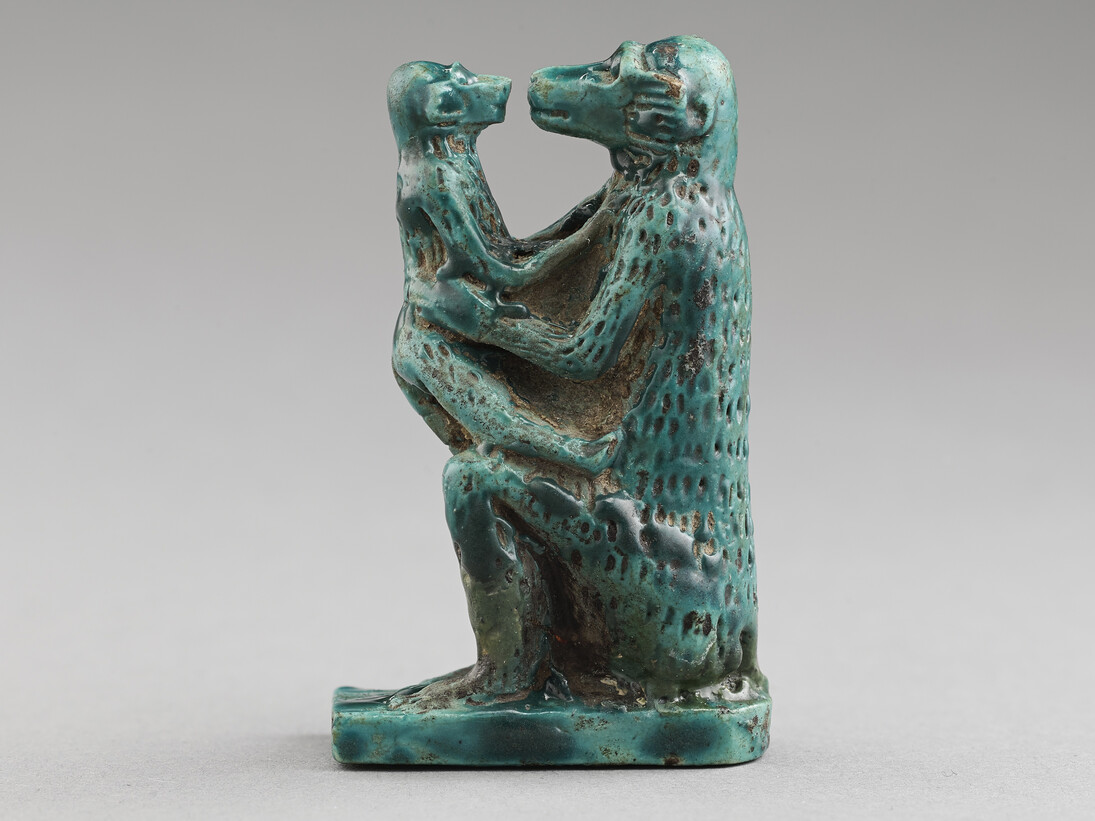 Figurita de madre mona con su cría. Esteatita esmaltada. Tercer Periodo Intermedio, probablemente dinastías XXII-XXV. © Musée du Louvre, dist. RMN-GP. Foto: Benjamin Soligny