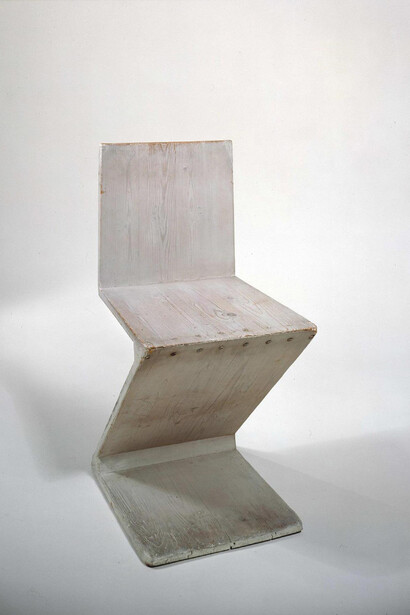 Poltrona zigzag realizzata da Rietveld ed esposta nella mostra al Centraal Museum di Utrecht