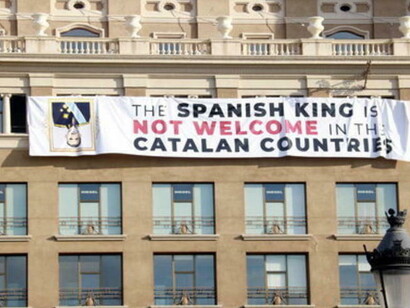 Pancarta desplegada en Barcelona el pasado 17 de agosto para recibir al rey