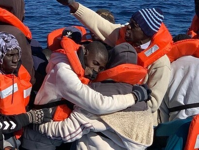 Soccorso a migranti africani in mare
