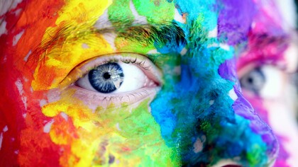 Una grave lesione della corteccia visiva, la V4, non ci consente più di distinguere i colori: tutto appare grigiastro, confuso, scolorito, sostanzialmente indistinto