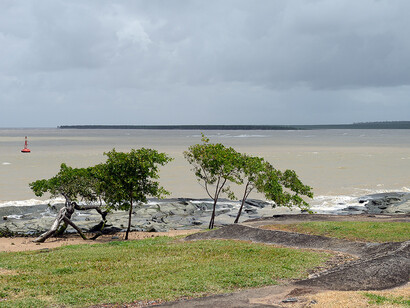 Kourou, Guyane française, Pointe des roches. En 1964, une nouvelle époque s’ouvre pour la région. Le général De Gaulle décide de construire une base spatiale à Kourou : près de l’équateur, avec une large ouverture sur l’océan © By Cayambe - Own work, CC BY-SA 3.0