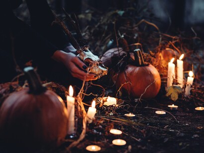 Elementos típicos de Halloween en una noche oscura. Durante Samhain, los celtas encendían grandes hogueras y usaban disfraces hechos de cabezas y pieles de animales para ahuyentar a los espíritus malignos