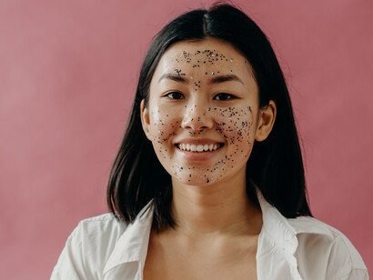 Jovem aos 30 anos cuida da pele com máscara facial