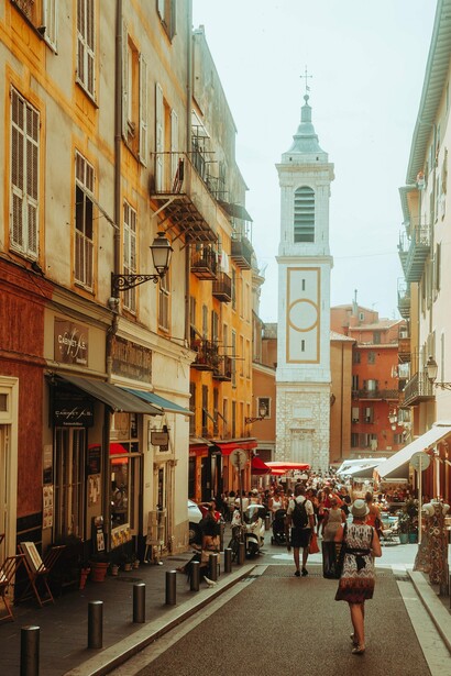 Uma rua cercada por edifícios históricos conduz o olhar até a torre de uma igreja ao fundo. Foi por cenários como esse que François caminhou sem rumo definido, deixando-se inspirar pela atmosfera de Krantournac