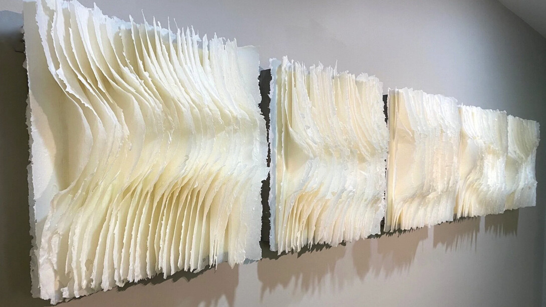 El papel kozo hecho a mano es el núcleo de su trabajo. Cada hoja, elaborada en su estudio Jakuan (Arbor of Tranquility), se transforma en esculturas tridimensionales