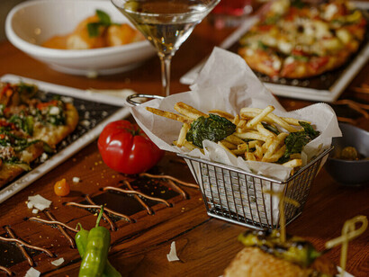 Partager, goûter, se réjouir. Ici, la simplicité s’offre en festin, et chaque plat, même le plus humble, devient moment de joie