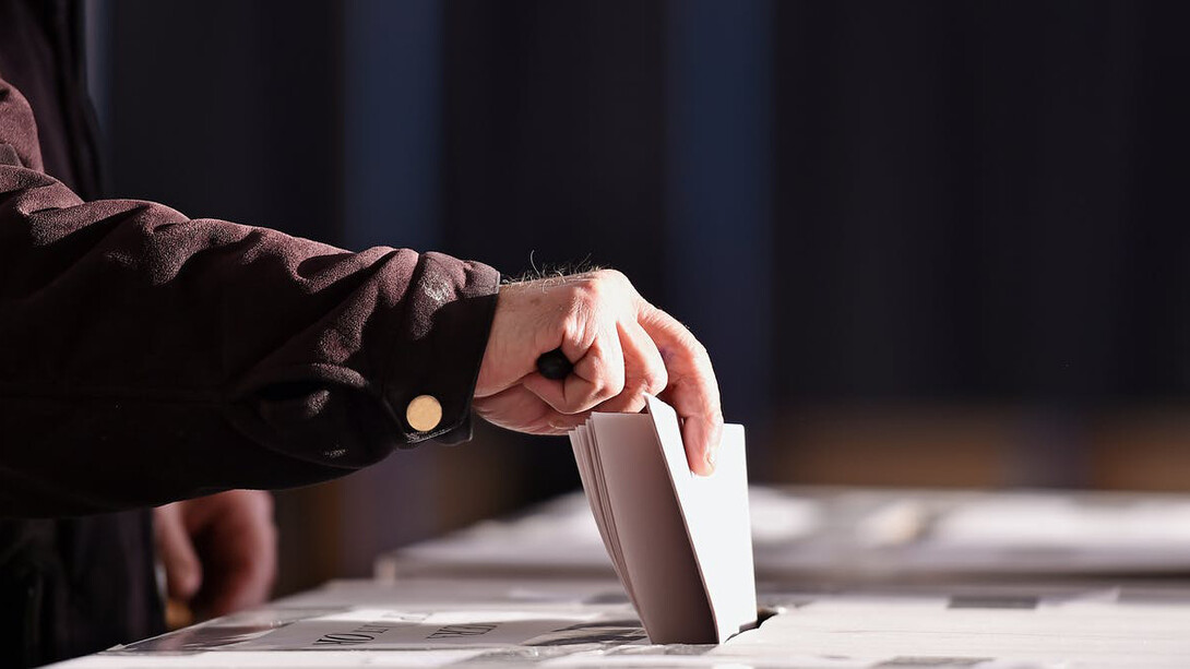 Hombre emite su voto en un sistema democrático