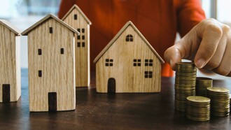Comprava uma casa sem grandes luxos, fora de Lisboa, no sítio mais remoto que tivesse acesso aos serviços básicos essenciais: saúde, educação, transporte, segurança, fornecimento de energia elétrica, água, tratamento de esgoto e lixo. Ficaria longe de toda a toxicidade metropolitana, dos trânsitos, das energias negativas que pairam em todos os átomos da atmosfera, do stress, das outras pessoas, da estupidificação massiva das novas gentes e das suas tecnologias subaproveitadas para a futilidade