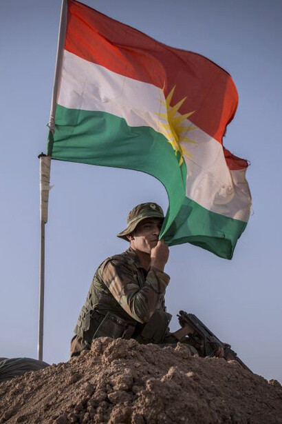 Un soldado peshmerga besa la bandera kurda