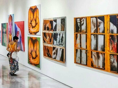 Reichardt estrutura a história desse homem e seu crime em duas partes distintas: a preparação e a execução do roubo, que ocupam o primeiro terço da obra; e a subsequente fuga da polícia e de seus perseguidores. Contudo, a diretora substitui o suspense e a tensão tradicionais ao gênero pela diluição do ritmo da ação e do tempo narrativo