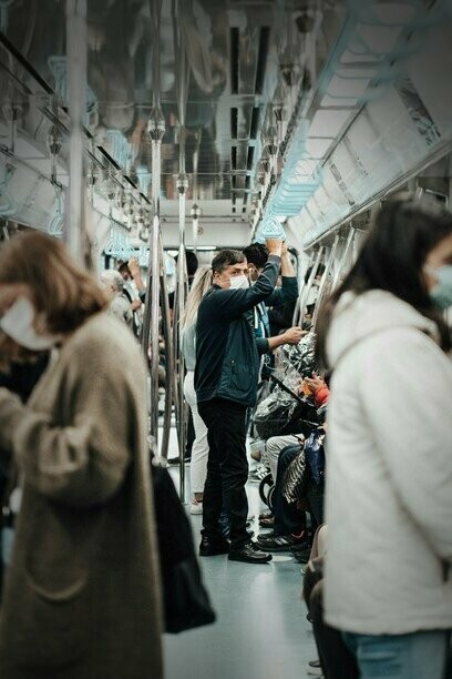 É imperioso, também, dissecar a dimensão política deste teatro. Sabemos que os grupos políticos e sindicais raramente afinam pelo mesmo diapasão