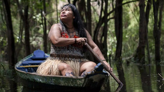 Líder Mundurukú Alessandra Korap em canoa no Rio Amazonas, Brasil