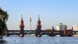 Berlino, Ponte Oberbaum e iconica Torre della televisione, fiume Sprea, Berlino, Germania