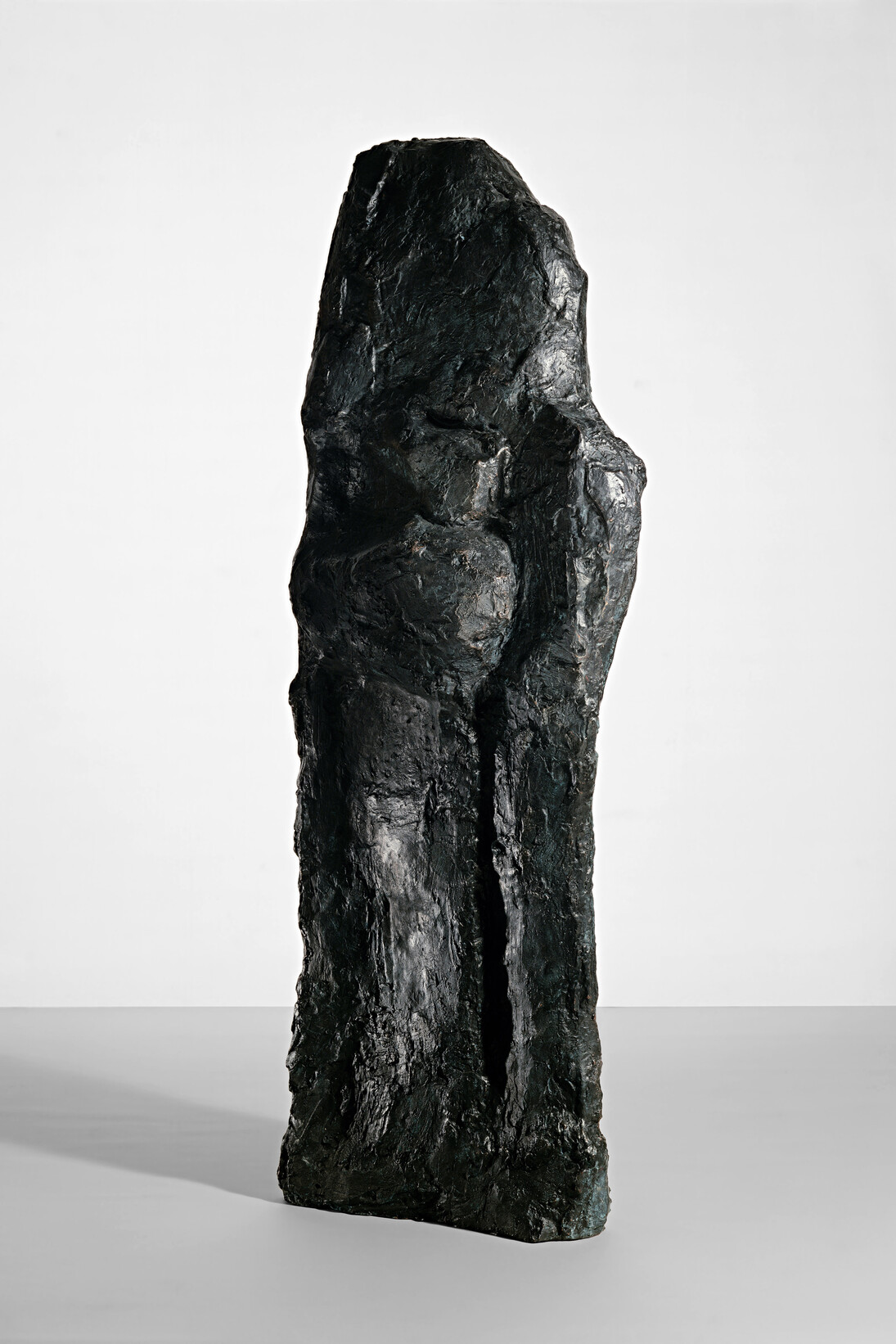 Per Kirkeby (* 1938), "Stehender Kopf", 1986, Bronze, 205 x 45 x 70 cm, Courtesy: Daniel Blau Munich/London