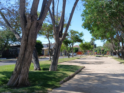 El parque Sola Sierra Henríquez, ubicado en la Villa Maestranza de Maipú (barrio Templo Votivo) en la comuna de Maipú. Fue bautizado así en homenaje a la activista por los derechos humanos Sola Sierra Henríquez. Fue inaugurado por la Agrupación de Familiares de Detenidos Desaparecidos (AFDD) el 30 de agosto de 2009. Parque Sola Sierra Henríquez, Maipú, Santiago, Chile