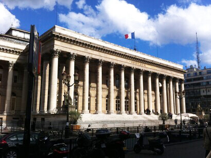 Si quieres tener servicios públicos de calidad, es muy simple: debes reducir la remuneración de los capitales para financiar lo que beneficia al conjunto de la población. Palais Brongniart, París, Francia