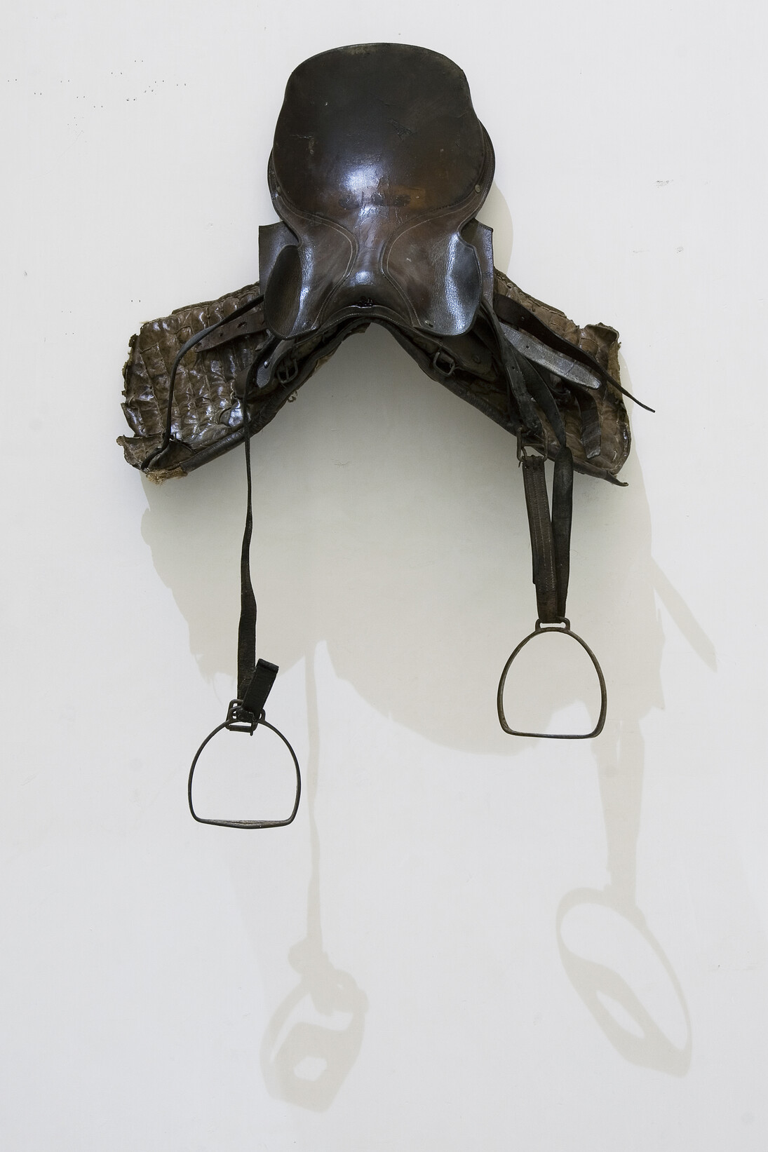 Danh Võ, Galoppa!, 2009, 1 saddle, 2 framed documents