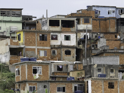 Otros cambios progresistas, más profundos y en el marco del conflicto político, pasarán por considerar la democracia, no como un régimen político, sino como un proceso integral. Asentamiento densamente poblado en una ladera de Río de Janeiro, Brasil