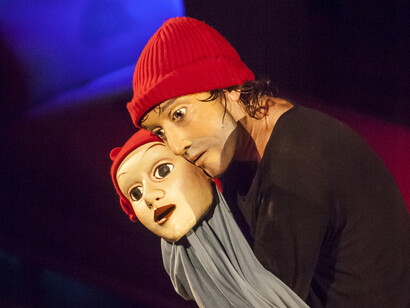 Puesta en escena de «Super-Héros» por la compañía de teatro El perro azul, en el Festival Internacional de Teatro de Aviñón, 2022