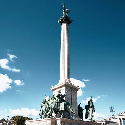 Ao lado da Praça dos Heróis os museus Belas Artes e Kunsthalle podem ser vistos