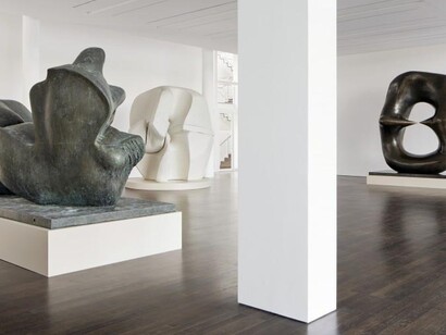 Blick in den Ausstellungsteil »Obsession«, (v.l.n.r.) Henry Moore, Two Piece Reclining Figure, 1969; Henry Moore, Locking Piece, 1962–63; Oval with Points, 1968–70
© Reproduced by permission of The Henry Moore Foundation, Foto: Mick Vincenz