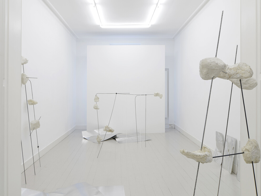 Vanessa Safavi, Airbags, Installation view, Motinternational Brussels, 2015
