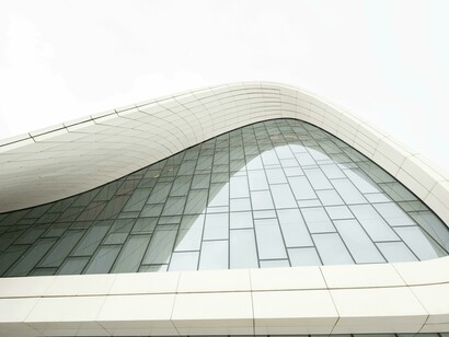 Glass and steel merge in this parametric architecture design in Baku, Azerbaiyán