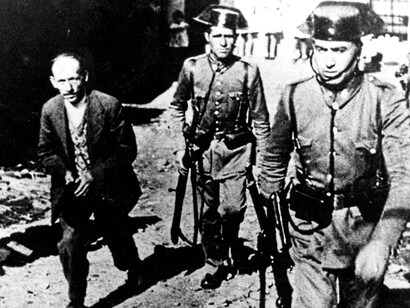 Un revolucionario es conducido a prisión por varios guardias civiles. Octubre de 1934