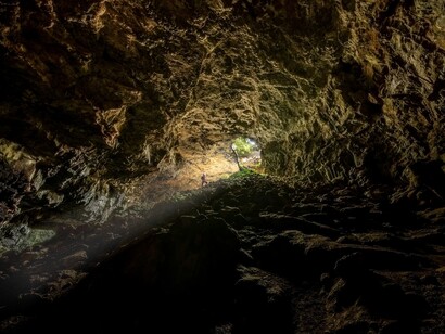 Grotta di Nove Casedde a Martina Franca (Ta), Puglia, Italia. Anche le imbutiformi vertigini delle gravine di Laterza, Castellaneta, Palagianello, Mottola, Massafra o Grottaglie rimandano alla Grande Voragine che conduce nell’Oltretomba