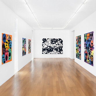 Mitja Tušek, Avec omega, pomme, haricot, cornichon, rien, bouteille, exhibition view. Courtesy of Xippas 