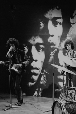 Jimi Hendrix durante un'esibizione della Jimi Hendrix Experience per il programma televisivo tedesco Fenklup, (1967)