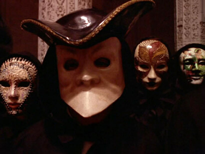 Fotograma del filme «Ojos bien cerrados», basado en la novela Relato soñado, de Arthur Schnitzler