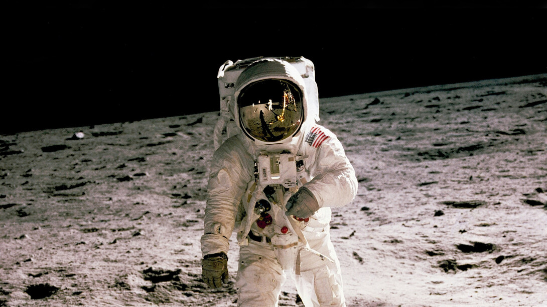 De l’exploration à la projection de puissance, l’astronaute sur la Lune incarne la transformation de l’espace, passé de frontière scientifique à territoire symbolique et stratégique, désormais intégré aux logiques de rivalité et de souveraineté des grandes puissances