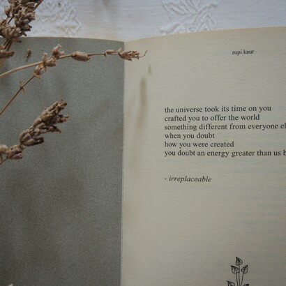 La poesia può essere vista come un gesto di ascolto e riconoscimento, capace di dare voce a ciò che la storia ha taciuto