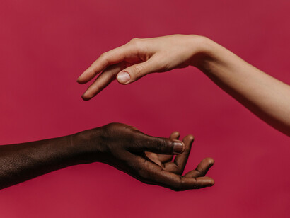 A prática da ética da alteridade inspira uma convivência pacífica e respeitosa, baseada na valorização do outro e na partilha, essenciais para o fortalecimento de uma sociedade mais justa