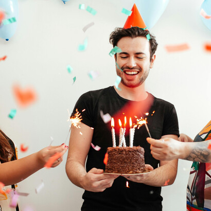 Aniversário com bolo brigadeiro. Docinhos enrolados, os mais famosos são o brigadeiro e o cajuzinho; e o mais importante, o bolo de aniversário