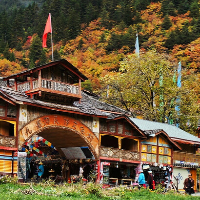 Tibetan Empire, parte de un banner. Aldea Shuzheng, en el valle Shuzheng del Parque Nacional Jiuzhaigou, Sichuan, China