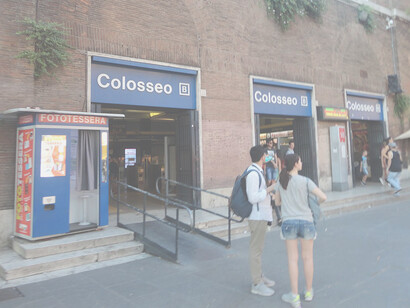 Metro Colosseo, Roma, Italia. Se si aggiunge il pietoso stato delle infrastrutture (strade, autobus, metropolitana e raccolta rifiuti) si ha un quadro impietoso della città eterna, che nessuna amministrazione di destra o sinistra è riuscita a rimettere in piedi