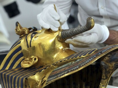 Un arqueólogo trabaja en el sarcófago del faraón Tutankamón 