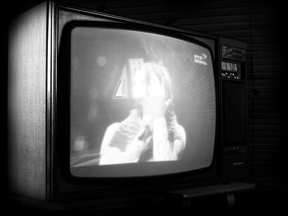 Con l'introduzione della radio negli anni Venti e Trenta, l'informazione è diventata per la prima volta disponibile in tempo reale, raggiungendo un vasto pubblico anche nelle aree più remote