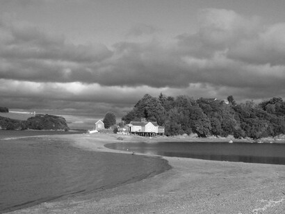 Se constata —con toda su densidad y urgencia— la persistencia planetaria de una arquitectura sin arquitectos: autoconstruida, informal, marginalizada por las narrativas oficiales, pero constitutiva de más del 80% del hábitat humano. Isletilla de Quinched cuando la marea empieza a bajar, comuna de Chonchi, archipiélago de Chiloé, Chile