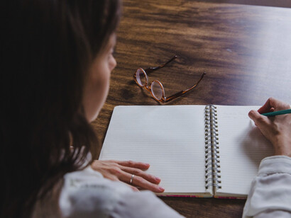 Resulta inevitable preguntarse cuántas obras maestras pertenecen realmente a esas mujeres invisibles. Cuántas páginas admiradas nacieron de una mano que nunca recibió un premio, un reconocimiento o siquiera la satisfacción íntima de ver su nombre impreso en la cubierta de un libro