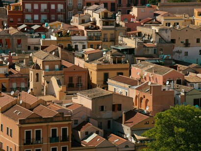 Cagliari, na Itália. Esta cidade que mais parece uma Itália em miniatura faz-se a andar; percorrem-se quilómetros sem se dar conta, tal é o volume de coisas a apreciar em cada esquina e sempre o Porto de mar à espreita, belíssimo, com os seus paquetes enormes a chegarem e a partirem... 